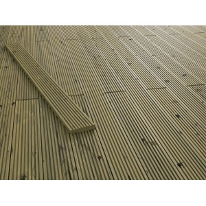 Grüne, druckimprägnierte Nadelholz Terrassendiele mit geriffelter Oberfläche, 200 cm lang.