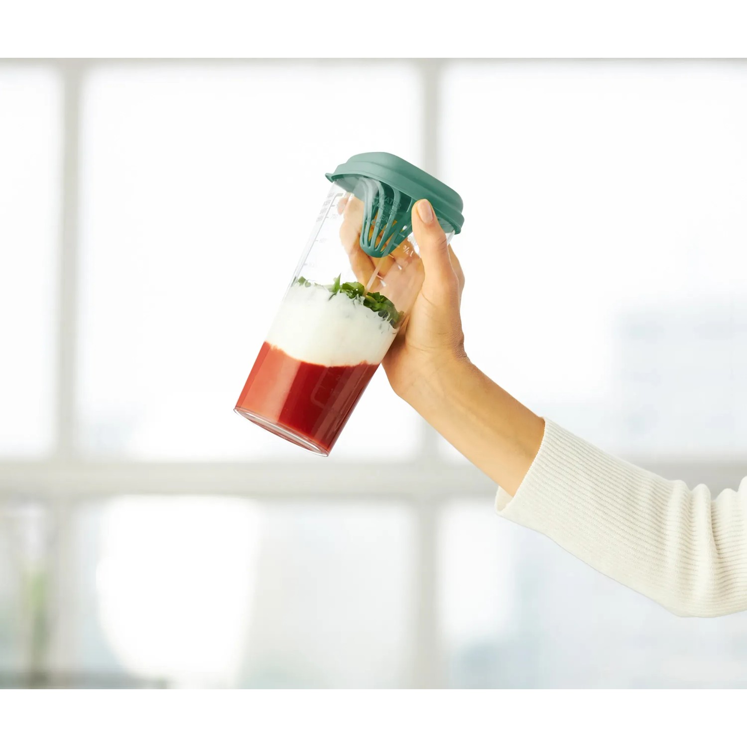 Rotho Küchenhelfer Loft, 1 l, transparent/grün, 5-in-1 Shaker zum Mixen, Abmessen und Pressen.
