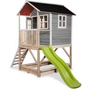 Graues EXIT Loft 500 Holzspielhaus mit Rutsche, Sandkasten und Leiter.