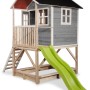 Graues EXIT Loft 500 Holzspielhaus mit Rutsche, Sandkasten und Leiter.