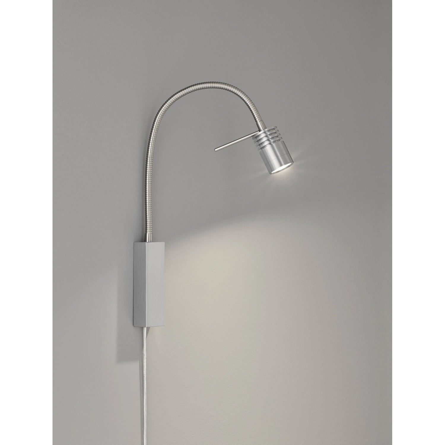 Nickelfarbene LED-Wandleuchte River von Fischer & Honsel, flexibel und dimmbar.