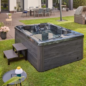 Home Deluxe Whirlpool Black Marble für 3 Personen mit Treppe im Garten.