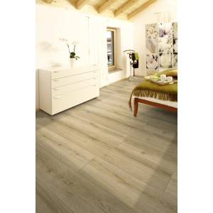 Verlegter Masterfloor Laminatboden Eiche Evoke Classic im Wohnraum mit Möbeln.