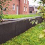 Diephaus L-Stein in Anthrazit als Beeteinfassung im Garten.