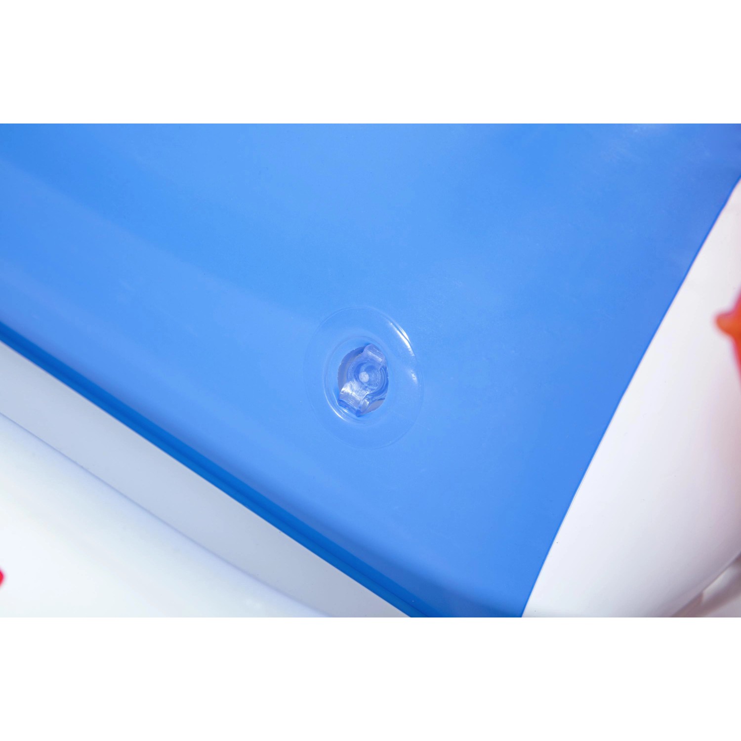 Detailaufnahme: Blau-weißes Bestway Poolschwimmer Rennauto mit Ventil.