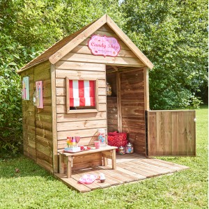 Soulet Kinderspielhaus Heidi aus Holz mit Sitzbank und Candy Shop Schild im Garten.