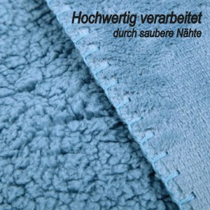 Detailaufnahme: Blaue Bestlivings Kuscheldecke mit Teddy Fleece und sauberer Naht.