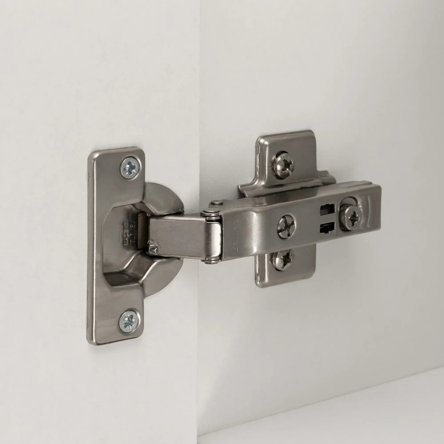 Detailaufnahme: Scharnier an weißem Spülenunterschrank Sorrento von Held Möbel.