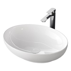 Weißes, ovales Emke Handwaschbecken aus Keramik mit Armatur für das Badezimmer.