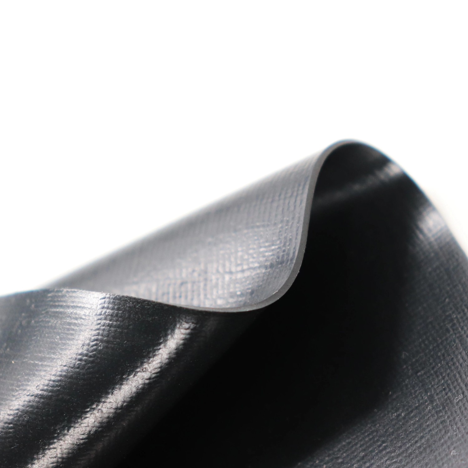 Detailaufnahme: Schwarze Aquagart Teichfolie aus PVC, 1mm stark, für Gartenteiche.