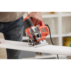 Black+Decker Stichsäge BES610K beim Sägen von Holz. Elektro-Säge mit Pendelhub und 650W Leistung.