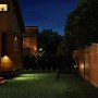 Sichtschutzzaun Element Bordeaux pinienfarben im Garten mit Haus im Hintergrund.