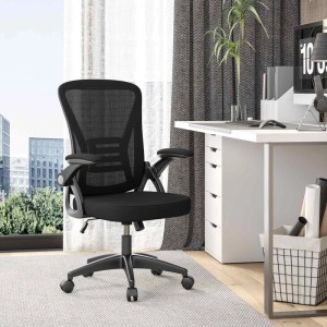 Ergonomischer, schwarzer Drehstuhl mit Mesh-Lehne und Klapparmlehnen.