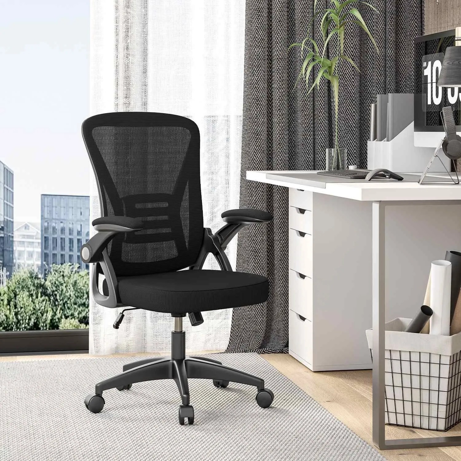 Ergonomischer, schwarzer Drehstuhl mit Mesh-Lehne und Klapparmlehnen.