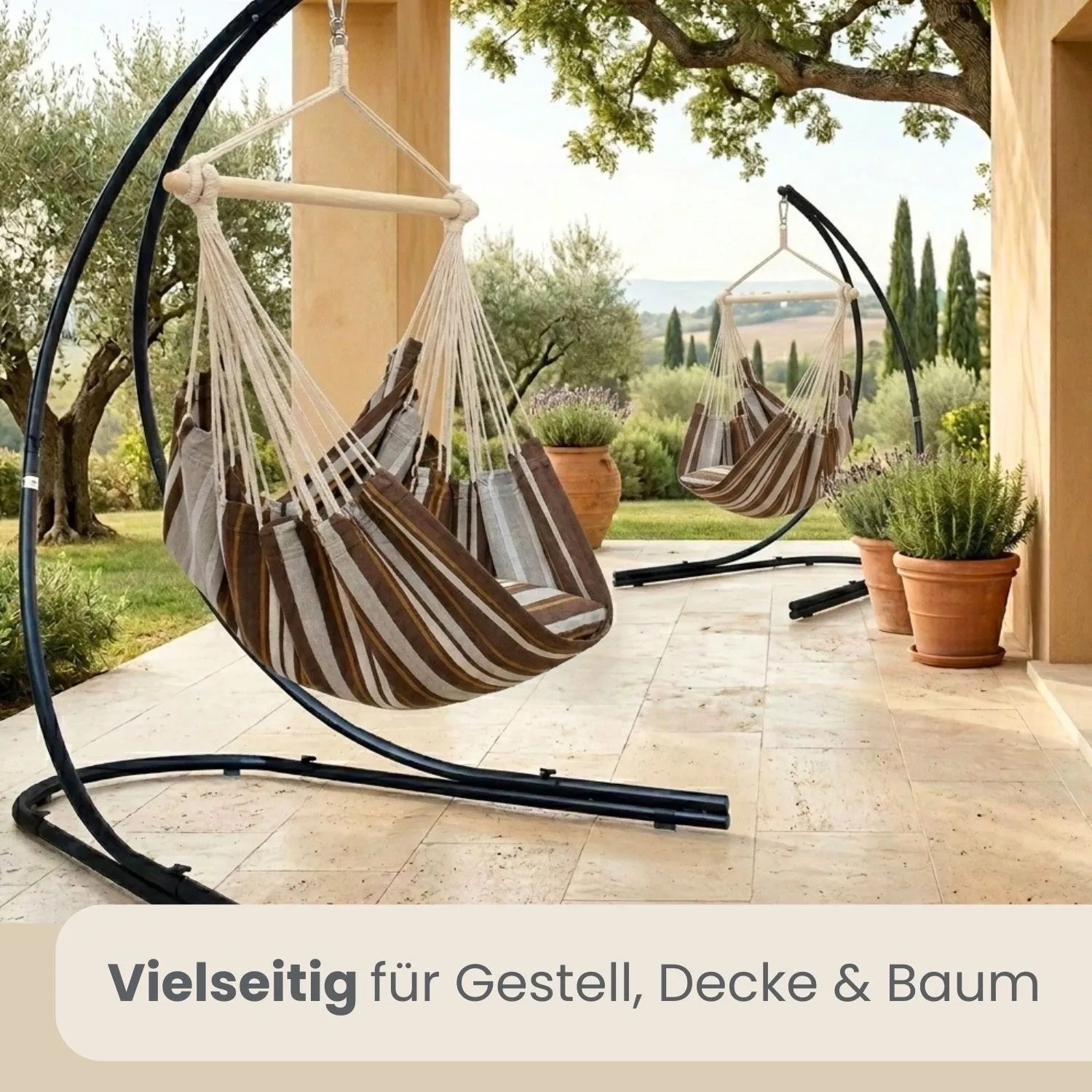 Zwei gestreifte AMANKA Hängesessel auf schwarzen Gestellen auf einer sonnigen Terrasse. Perfekt für Garten & Entspannung.