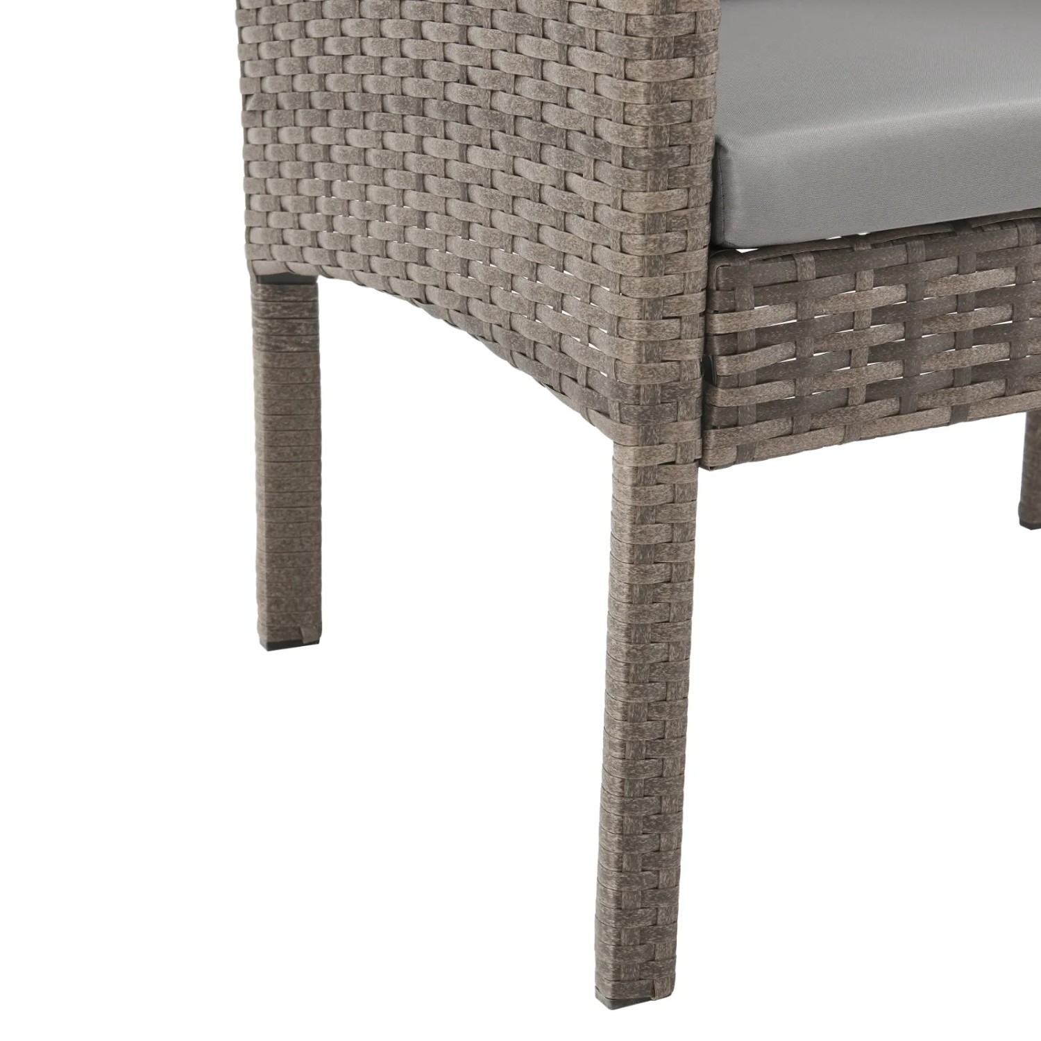 Detailaufnahme: Braunes Polyrattan Gartenmöbel Bein mit grauem Kissen, Teil des Svita Denver Sets.