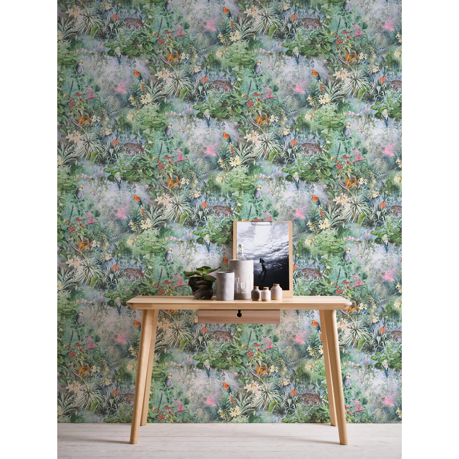 Grüne Vliestapete mit Tiermotiv und floralem Muster für Wohnräume.