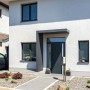 Modernes Gutta Rechteckvordach BS PLUS in Anthrazit, 160x90 cm, linke Seite, am Hauseingang.