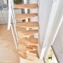 Intercon Raumspartreppe Alpha: helle Buchenstufen, weißer Mittelholm, wechselseitig begehbar. Moderne Innentreppe.