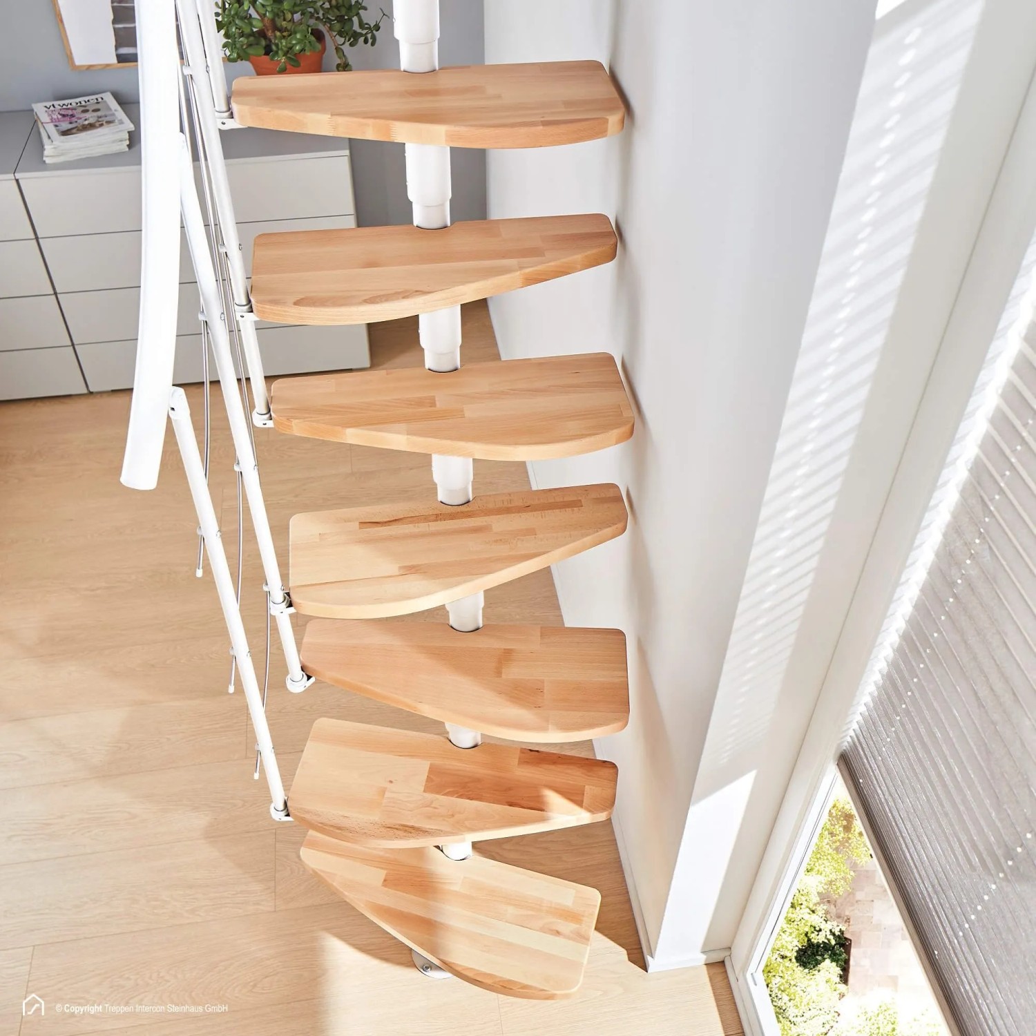 Intercon Raumspartreppe Alpha: helle Buchenstufen, weißer Mittelholm, wechselseitig begehbar. Moderne Innentreppe.