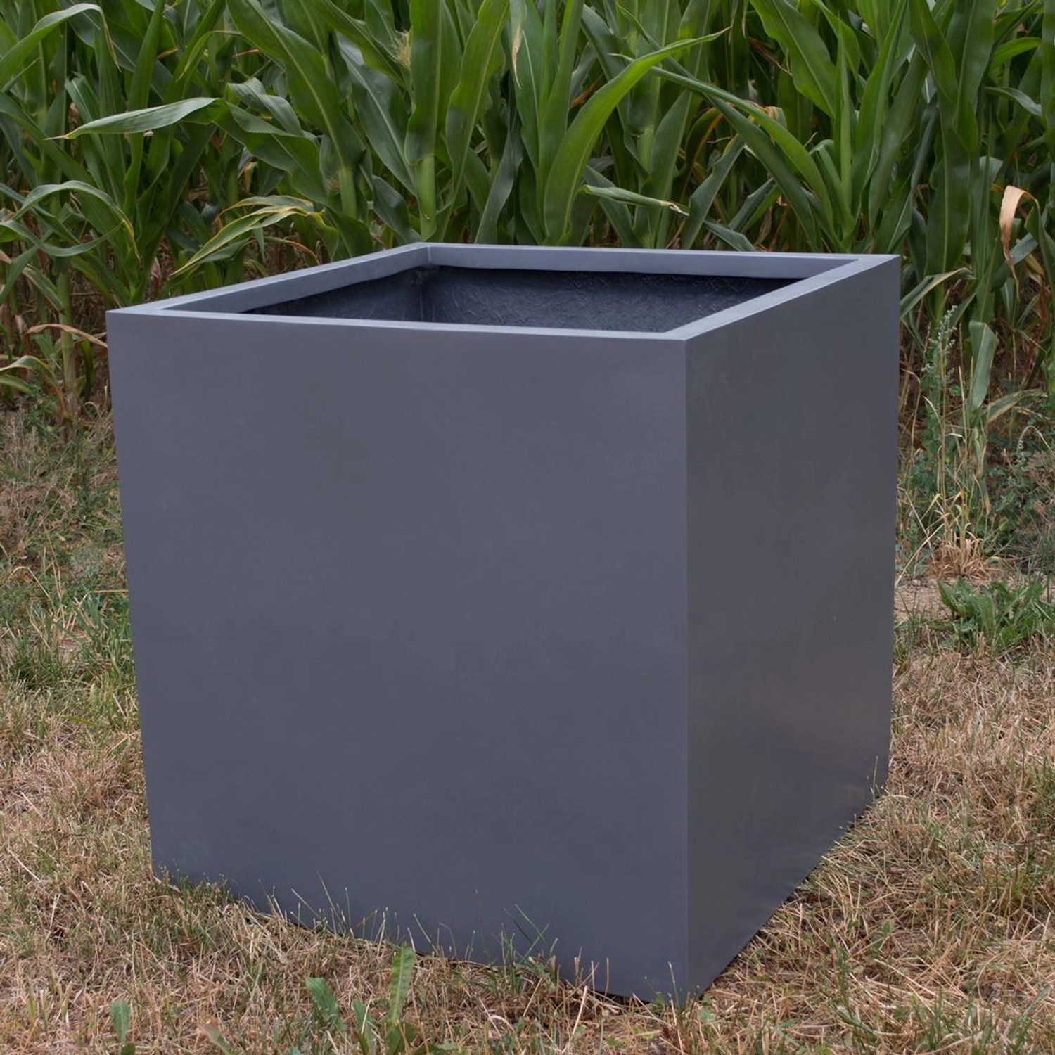 Quadratischer, anthrazit-metallic Fiberglas Pflanzkübel (60x60x60cm) für den Garten.