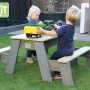 EXIT Aksent Sand-, Wasser- und Picknicktisch mit 2 Bänken für Kinder im Garten.