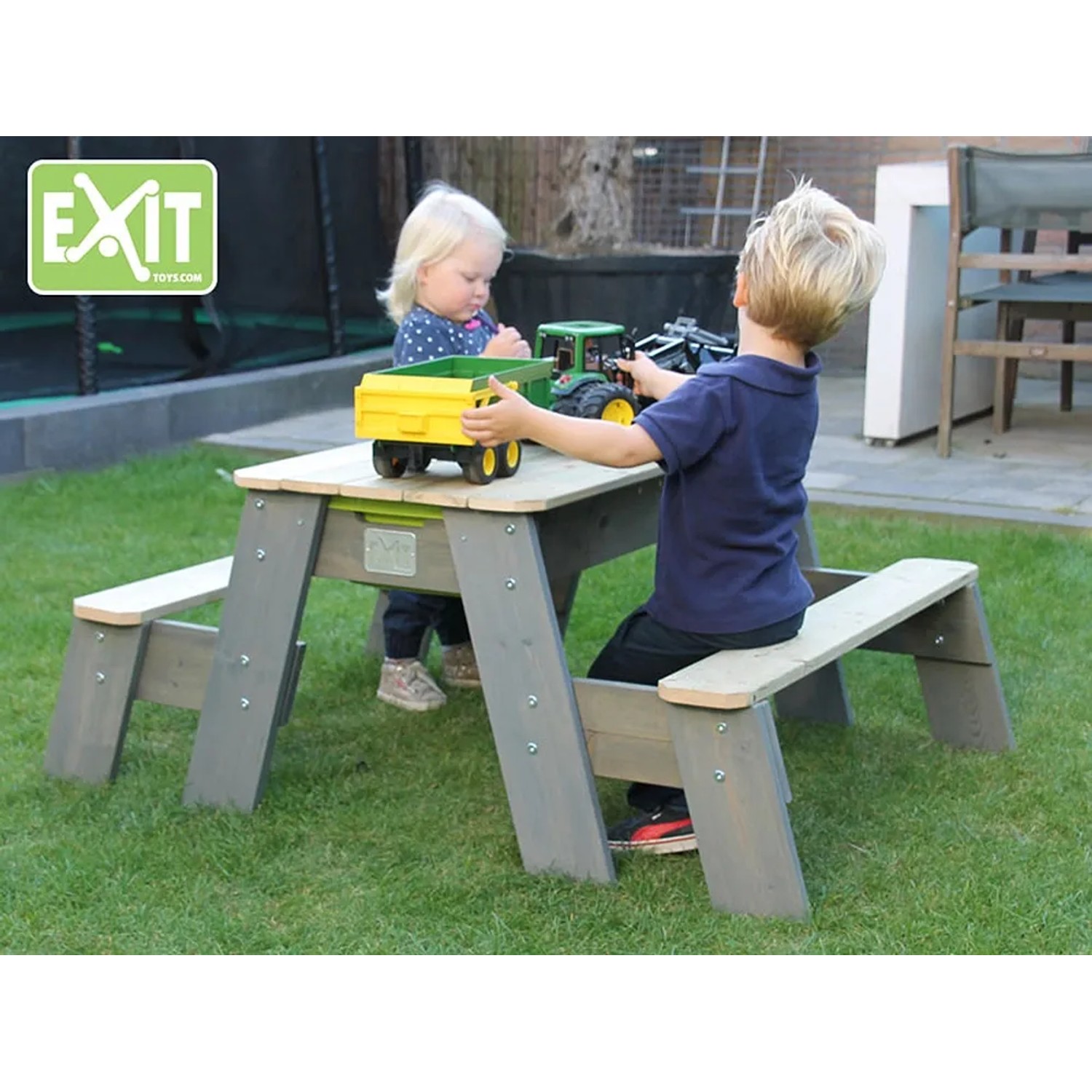 EXIT Aksent Sand-, Wasser- und Picknicktisch mit 2 Bänken für Kinder im Garten.