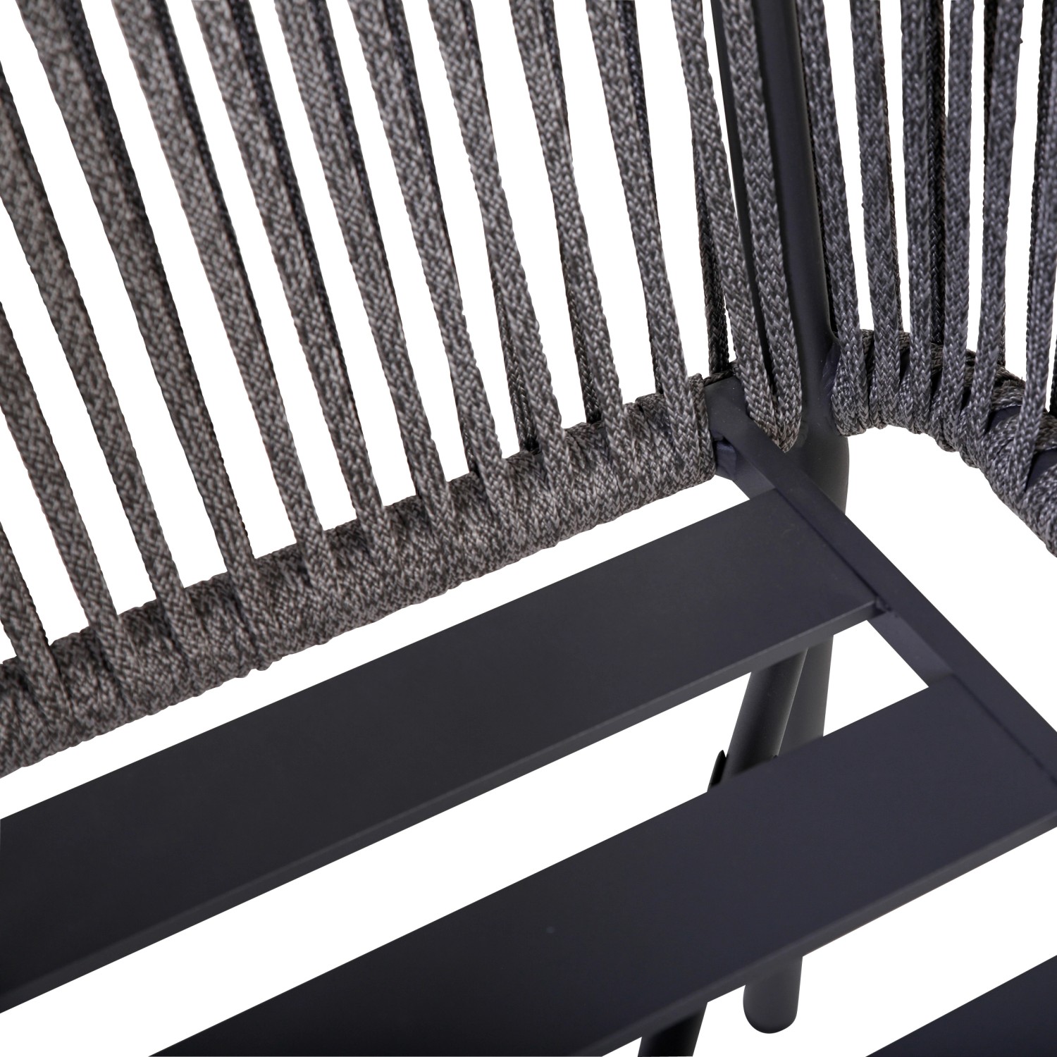 Detailansicht: Anthrazitfarbener Stapelstuhl mit Rope-Bespannung aus dem Greemotion Gartenmöbel-Set Calgary 1.