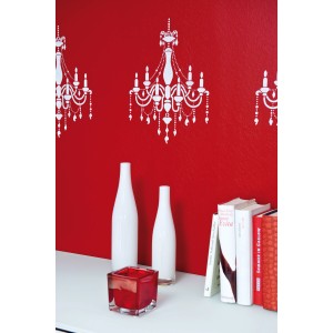 Wandgestaltung mit Marabu Edelmatt Edelweiß: Rote Wand mit weißen Kronleuchter-Motiven.