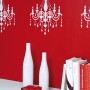Wandgestaltung mit Marabu Edelmatt Edelweiß: Rote Wand mit weißen Kronleuchter-Motiven.