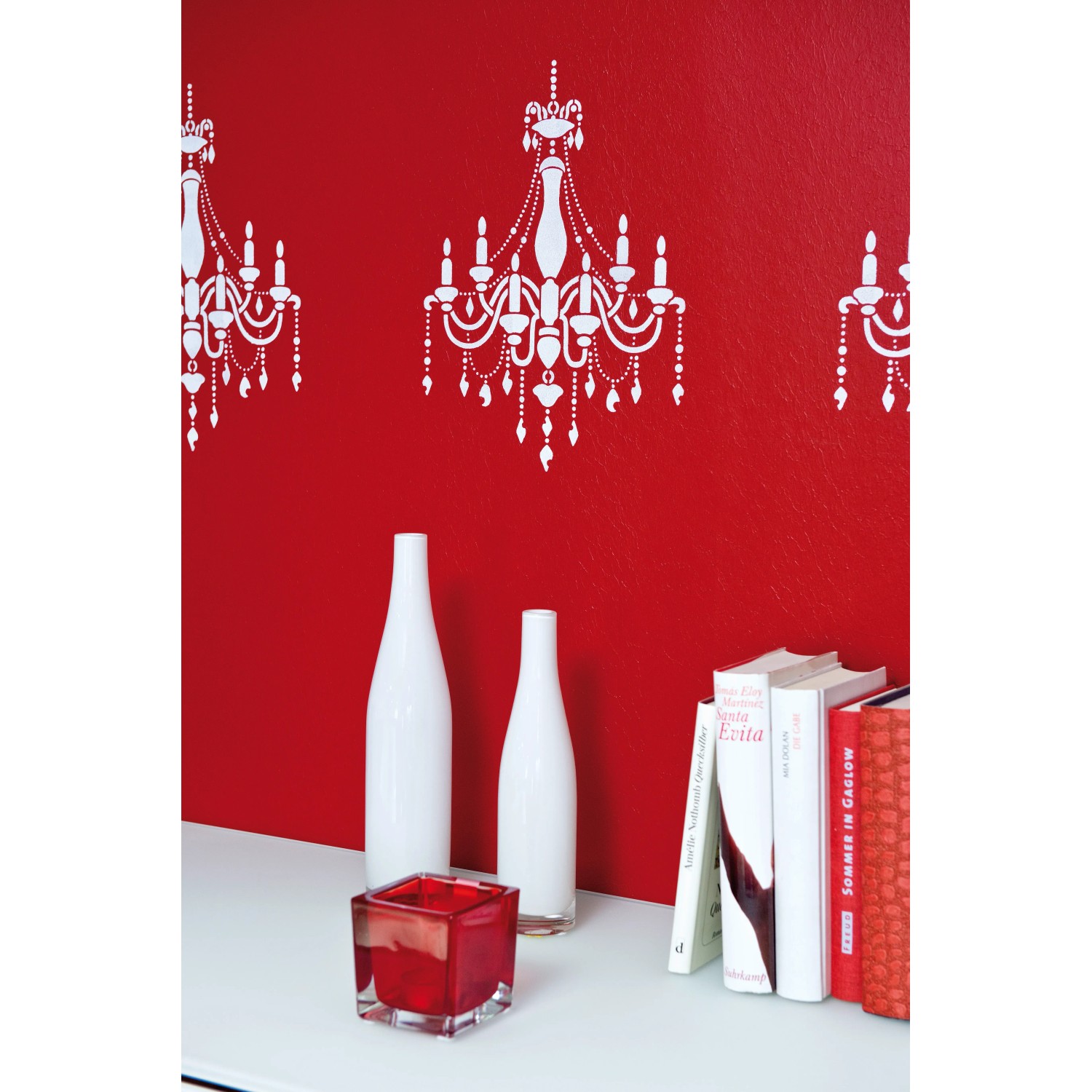 Wandgestaltung mit Marabu Edelmatt Edelweiß: Rote Wand mit weißen Kronleuchter-Motiven.