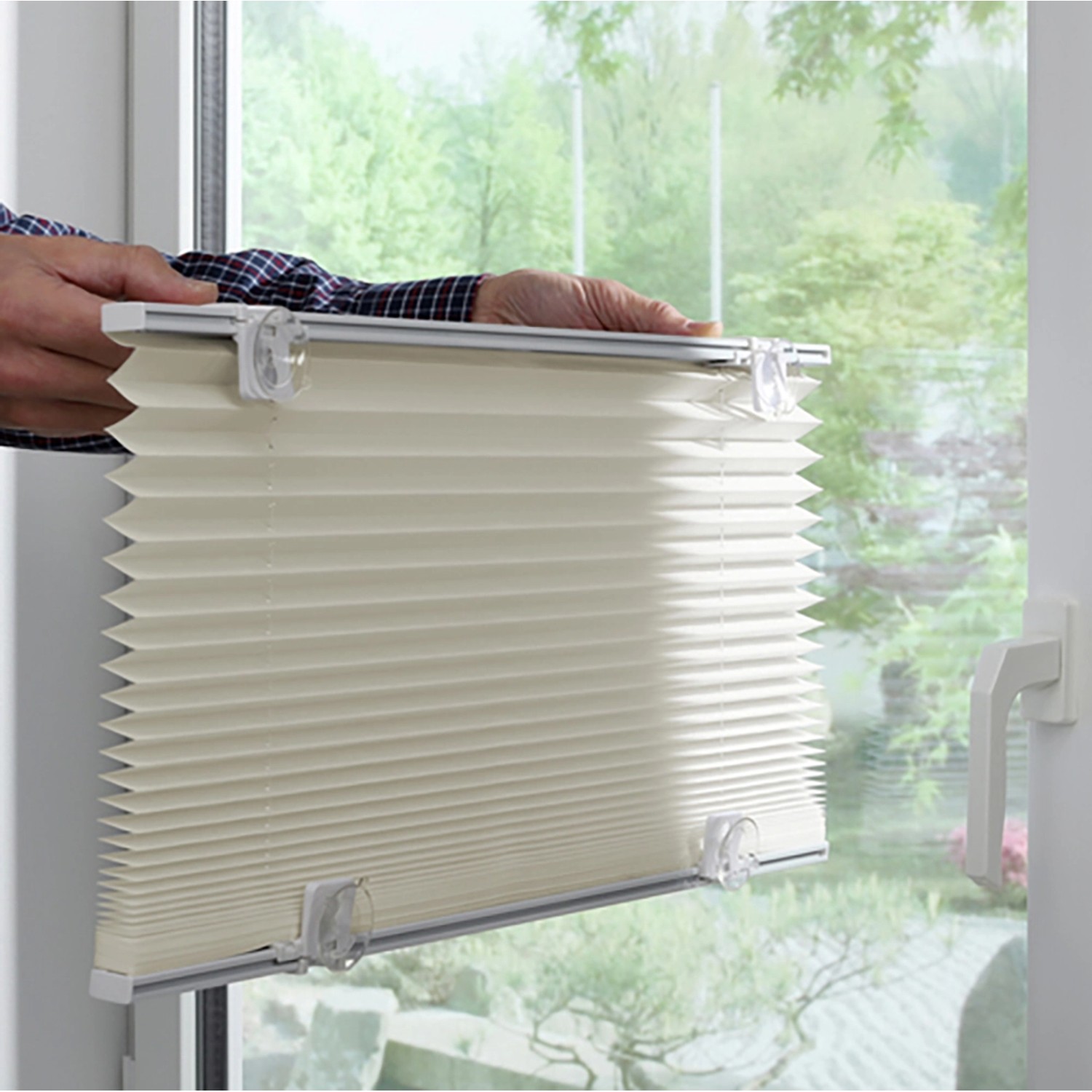 Cremefarbenes Gardinia Plissee Solo 100x130 cm am Fenster, Montage ohne Bohren.