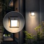 Anthrazitfarbene Philips Blaise Solar Wandleuchte mit Sensor an Hauswand.
