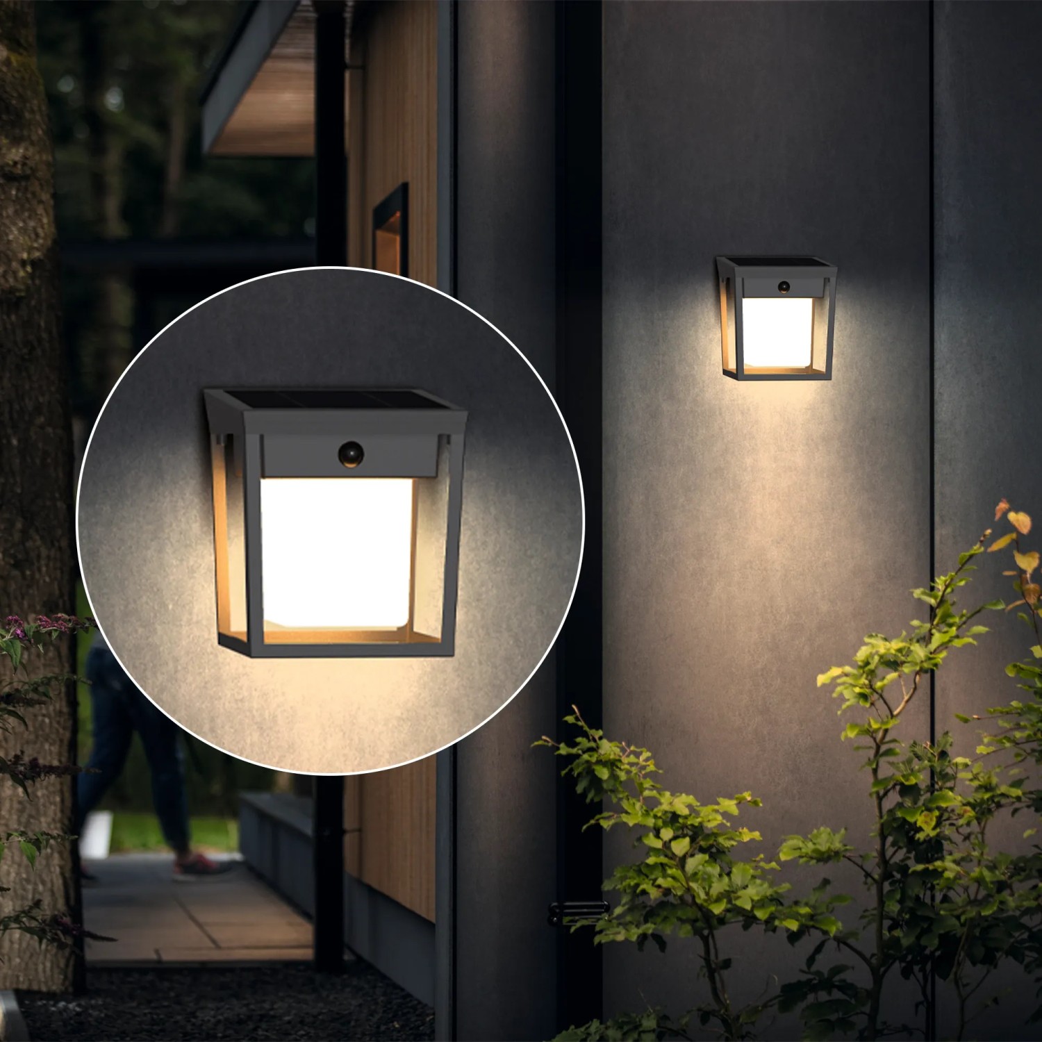 Anthrazitfarbene Philips Blaise Solar Wandleuchte mit Sensor an Hauswand.