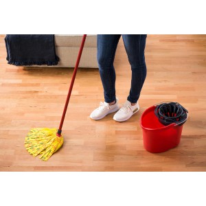 Vileda SuperMocio Soft Wischmopp mit gelbem Ersatzmopp und rotem Eimer auf Holzboden.