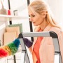 Frau reinigt Regal mit Mephisto Alu-Trittleiter (3 Stufen). Klappleiter für Haushalt & Innenräume.