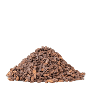 Haufen feine Galamio Pinienrinde (60l) mit rostroter Farbe für Garten und Beet.