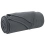 Gerollte dunkelgraue Fleece-Decke. Weicher Überwurf für Sofa und Bett.
