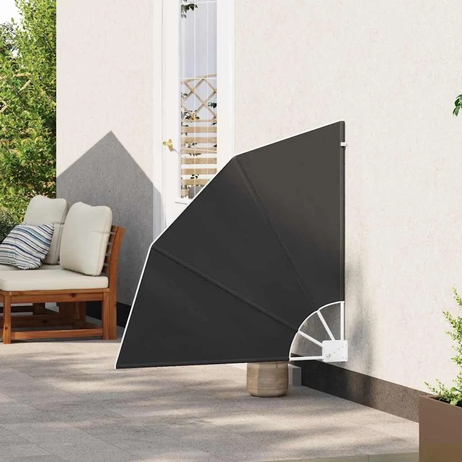 Anthrazitfarbener vidaXL Balkon Sichtschutz aus Polyester, fächerförmig, an Hauswand montiert. Bietet Privatsphäre.