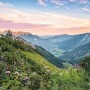 Komar Vlies Fototapete Alps: Berglandschaft mit Tal bei Sonnenaufgang, 400x250 cm.