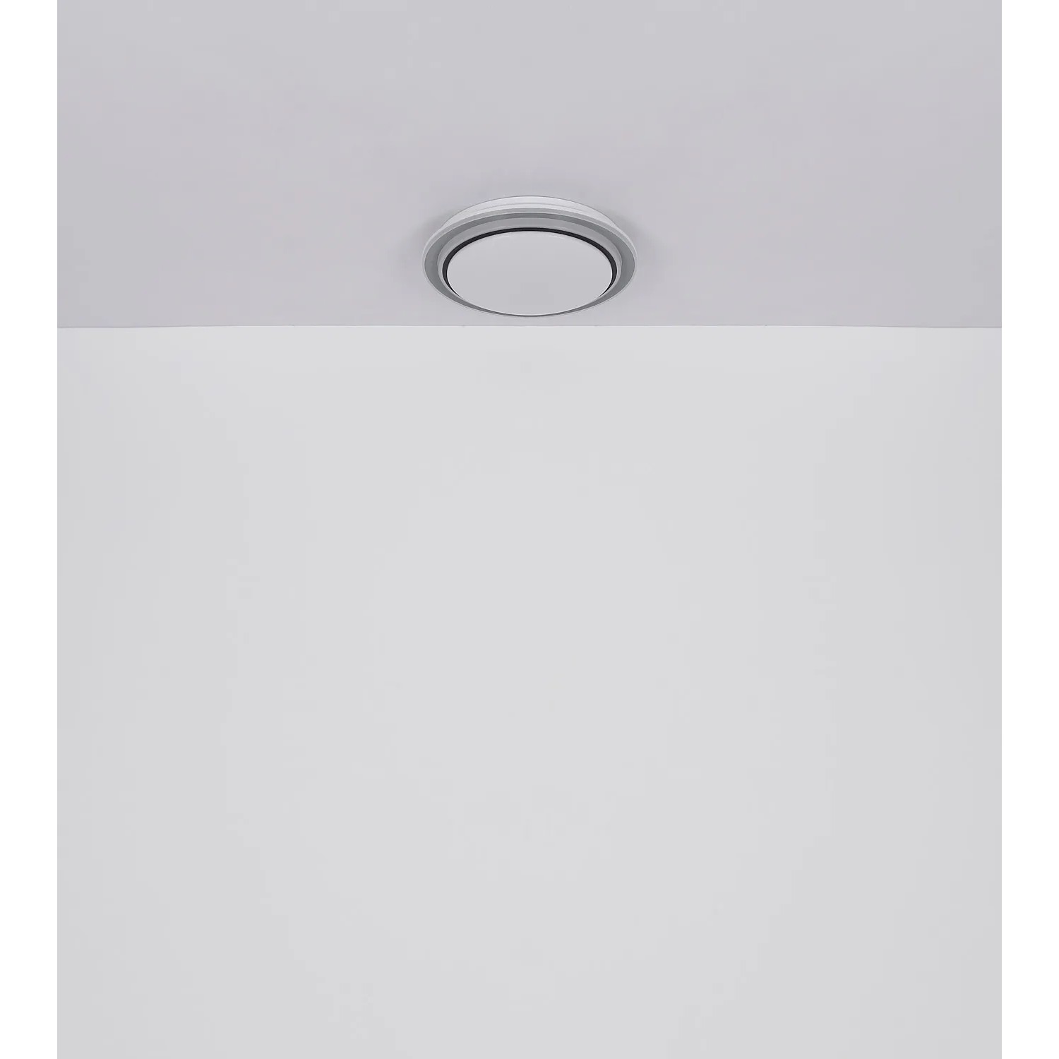 Weiße, runde LED-Deckenleuchte Foppa von Globo, Ø 40 cm, an einer Zimmerdecke montiert.