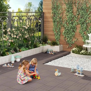 WOLTU WPC Terrassenfliesen in Braun, verlegt auf einer Terrasse mit spielenden Kindern.