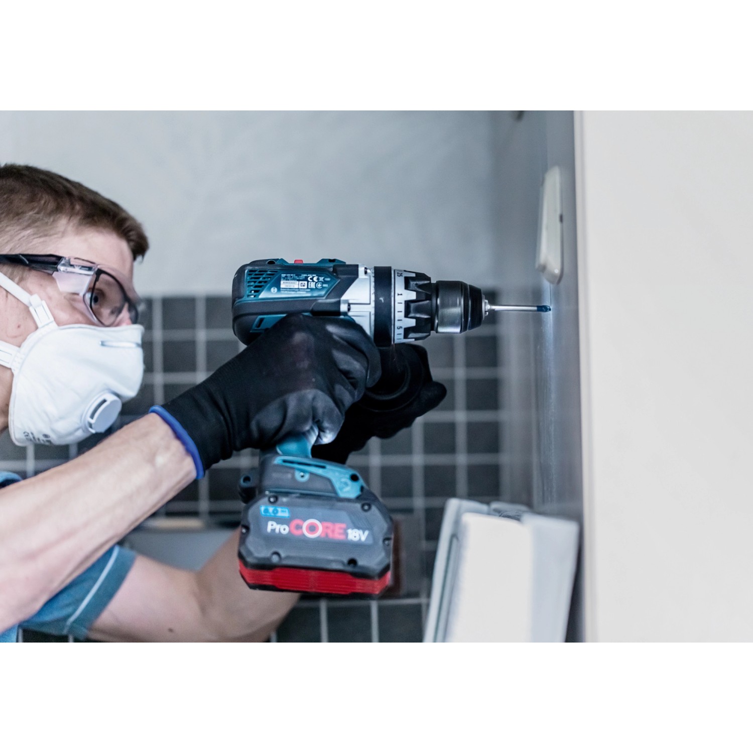 Anwender bohrt mit Bosch Expert Hard Keramik Fliesenbohrer ein Loch in eine Wand.