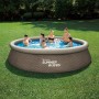 Summer Waves Quick-Up Pool-Set mit Rattan-Optik, Ø 396 cm, mit Familie im Garten.