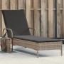 Graue Poly Rattan Sonnenliege mit Rollen und Auflage für den Garten.