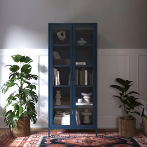 Dunkelblaue JAN NOWAK Vitrine ANGELO mit Glastüren, 185x80x45 cm, im Wohnzimmer.