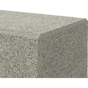 Nahaufnahme eines anthrazit-grauen Randsteins (100x16x6 cm) zur Beet- und Wegeinfassung.