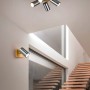 Trio Strahler Marley, 1-flammig, Nickel matt, Holzsockel, als Decken- und Wandspot im Treppenhaus.