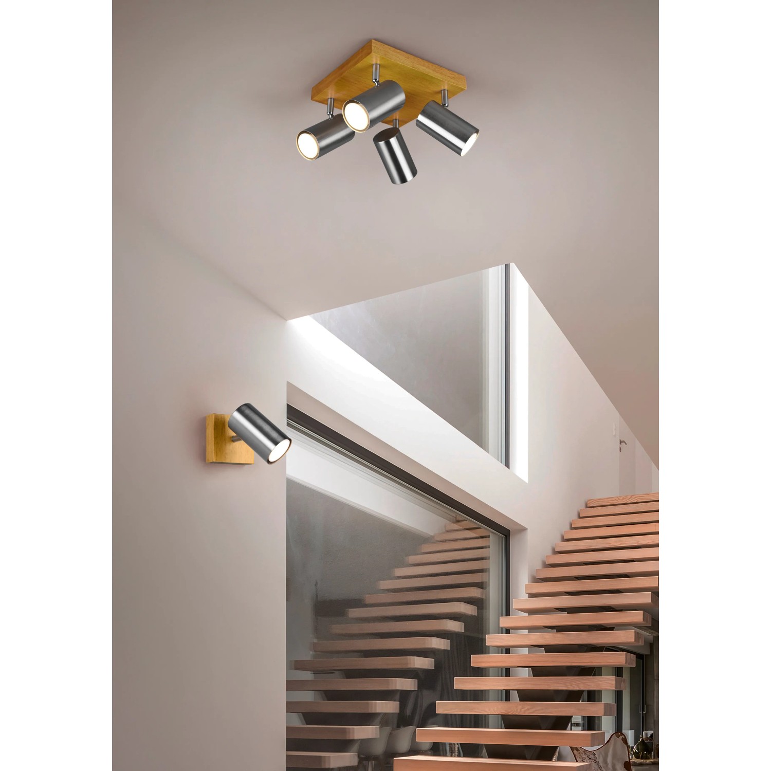 Trio Strahler Marley, 1-flammig, Nickel matt, Holzsockel, als Decken- und Wandspot im Treppenhaus.