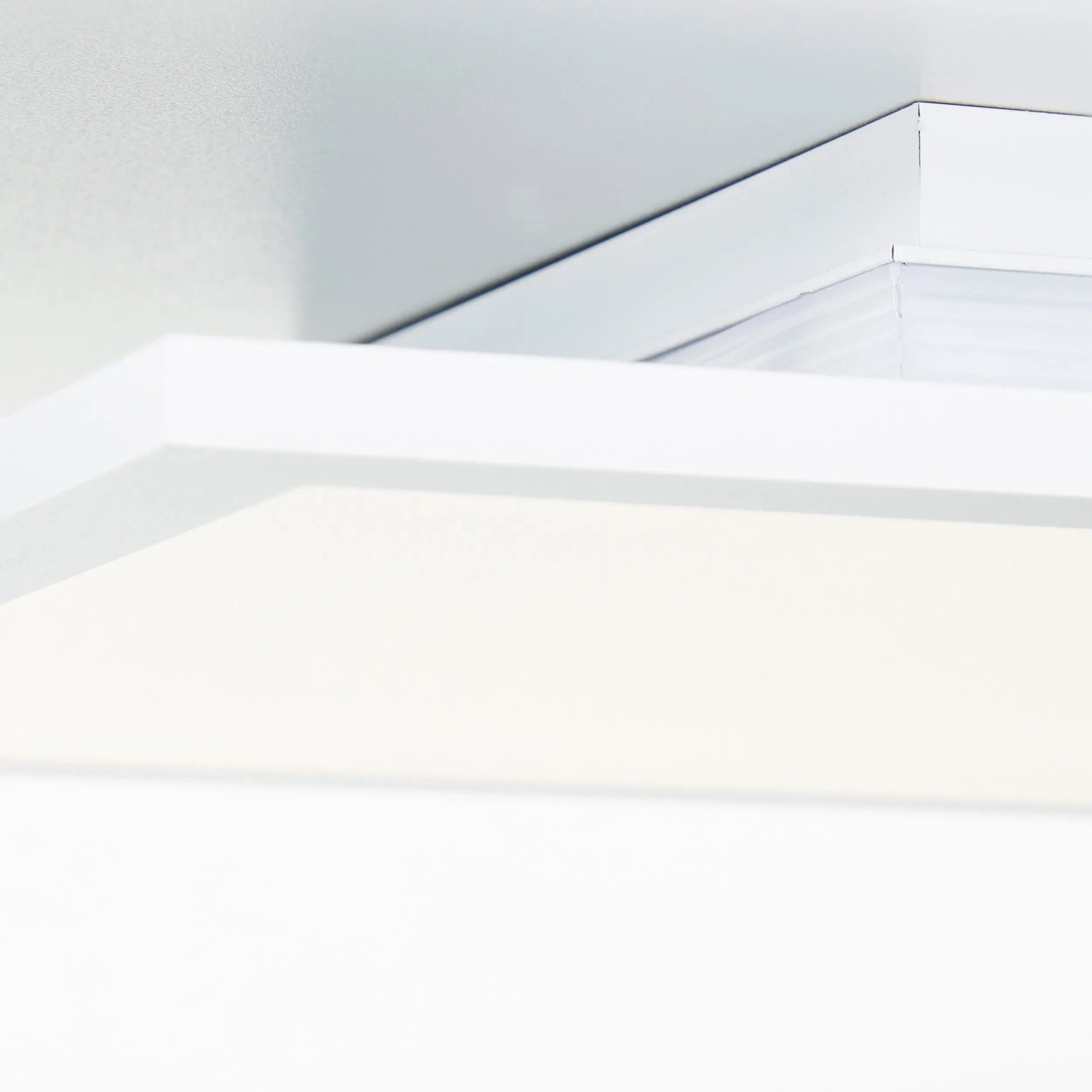 Weiße, rechteckige LED-Deckenleuchte Movida (60x30 cm) von Brilliant, geeignet für Smart Home.